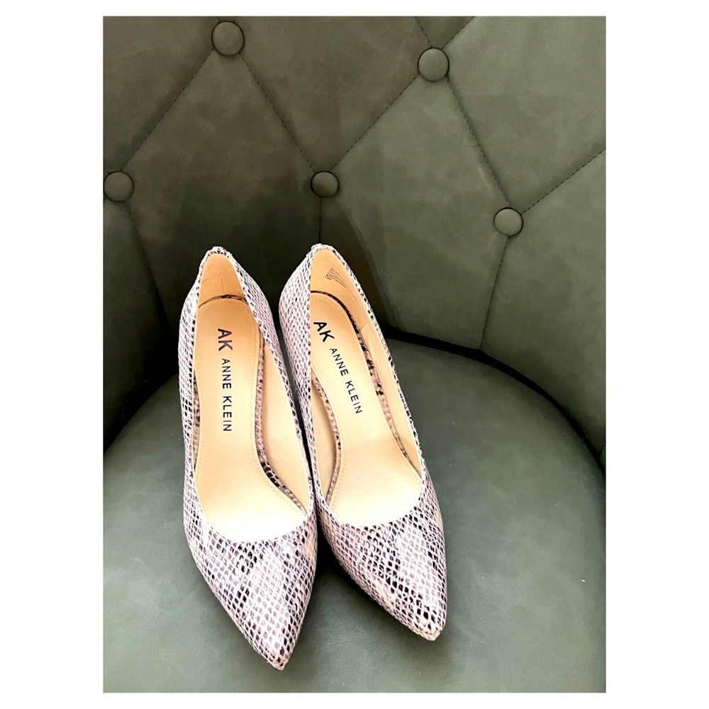 ANNE KLEIN elegant pumps in snakeskin print. - Picture 4 of 5